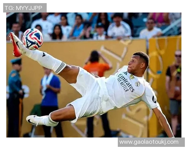 足球明星进球瞬间模糊不清引发球迷热议背后原因解析